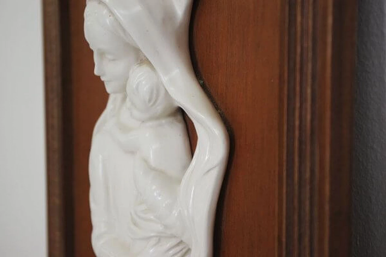 Madonna col Bambino in ceramica entro cornice di legno intagliato, anni '50 1406816