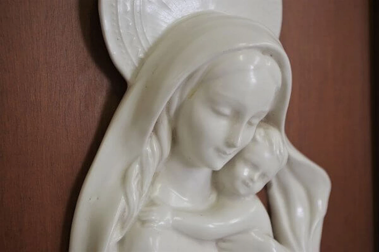 Madonna col Bambino in ceramica entro cornice di legno intagliato, anni '50 1406822