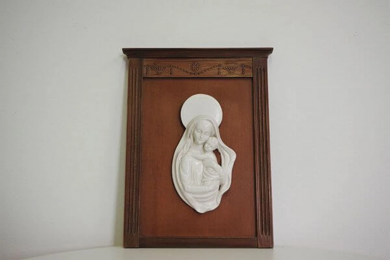 Madonna col Bambino in ceramica entro cornice di legno intagliato, anni '50 1406826