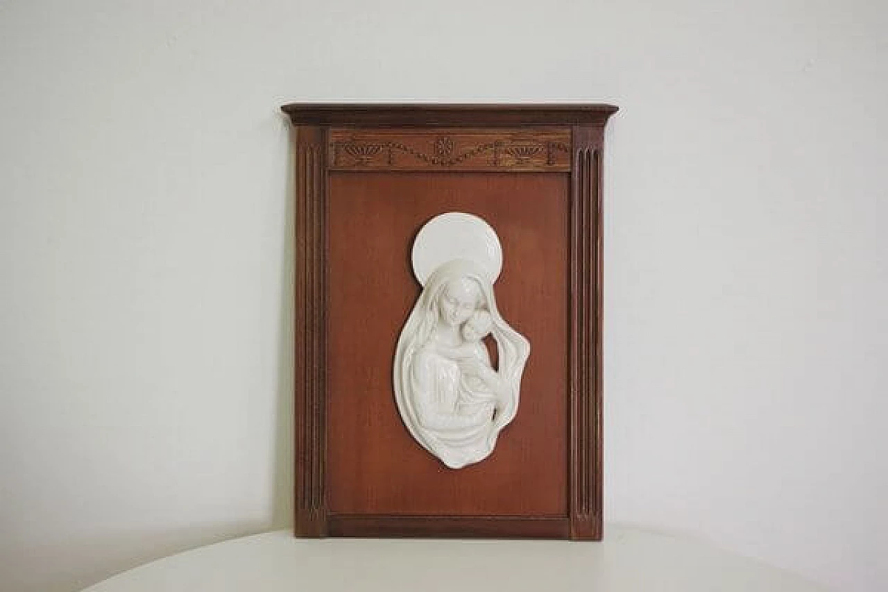 Madonna col Bambino in ceramica entro cornice di legno intagliato, anni '50 1406830