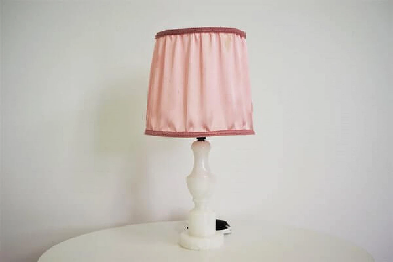 Lampada da tavolo in marmo bianco con paralume rosa, anni '50 1406973