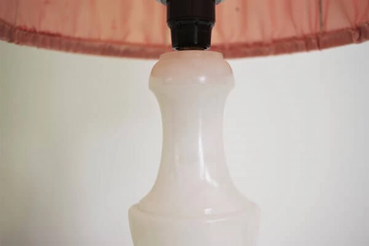 Lampada da tavolo in marmo bianco con paralume rosa, anni '50 1406975