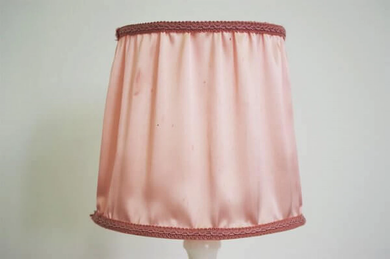 Lampada da tavolo in marmo bianco con paralume rosa, anni '50 1406981