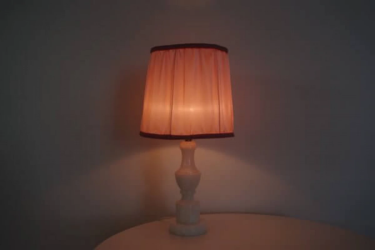 Lampada da tavolo in marmo bianco con paralume rosa, anni '50 1406995