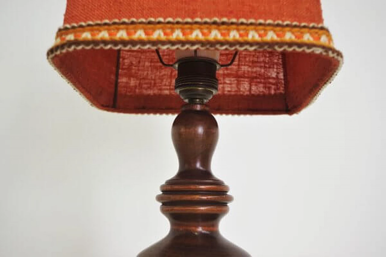 Lampada da tavolo in legno con paralume ricamato, anni '70 1407010