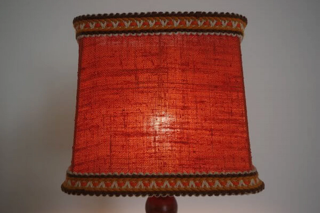 Lampada da tavolo in legno con paralume ricamato, anni '70 1407017