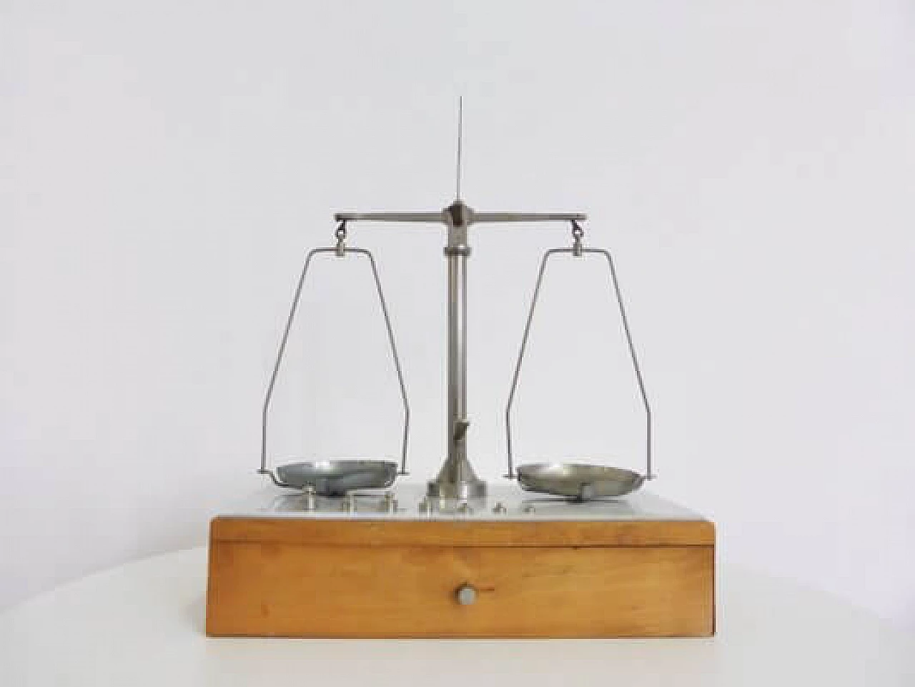 Bilancia da orefice in legno e ottone, anni '50 1407237