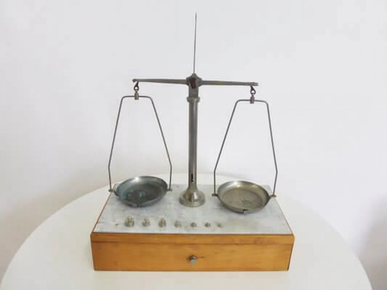 Bilancia da orefice in legno e ottone, anni '50 1407248