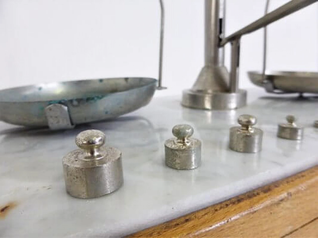 Bilancia da orefice in legno e ottone, anni '50 1407252