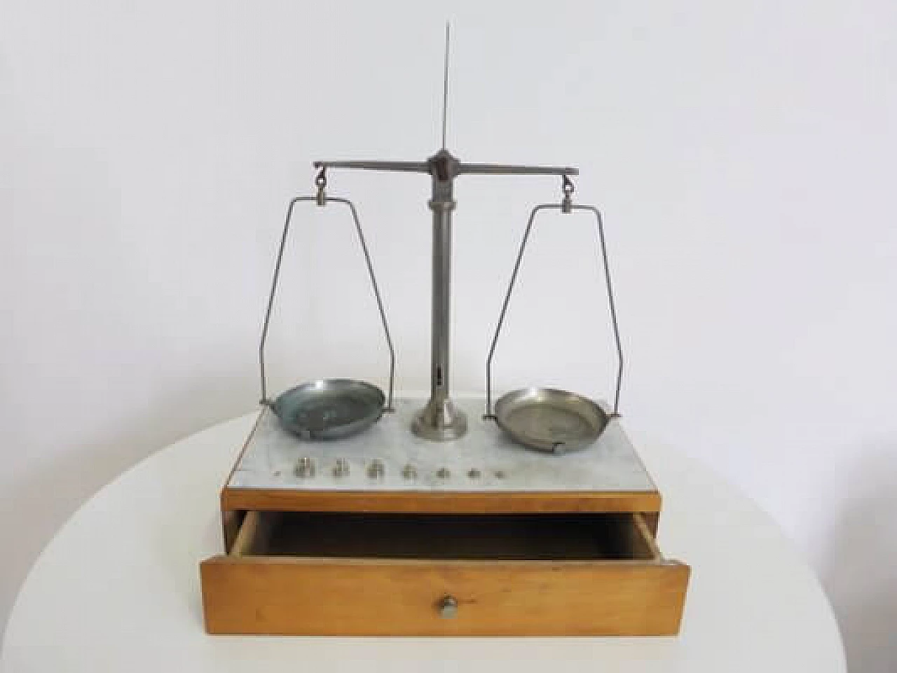 Bilancia da orefice in legno e ottone, anni '50 1407254