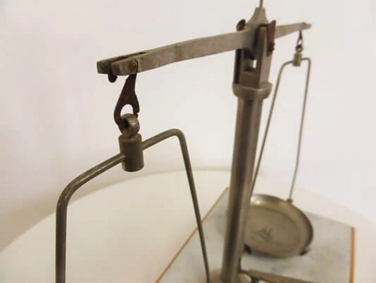 Bilancia da orefice in legno e ottone, anni '50 1407261