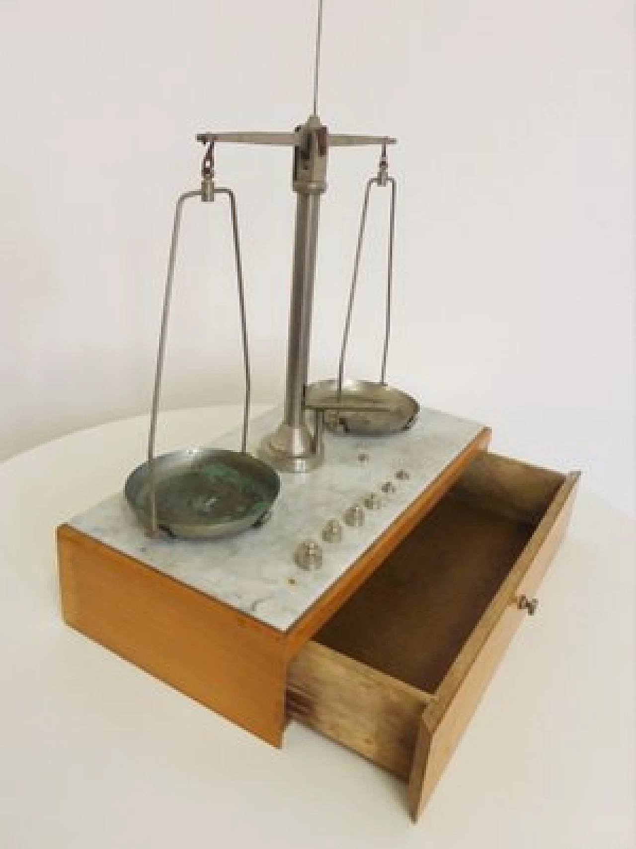 Bilancia da orefice in legno e ottone, anni '50 1407264