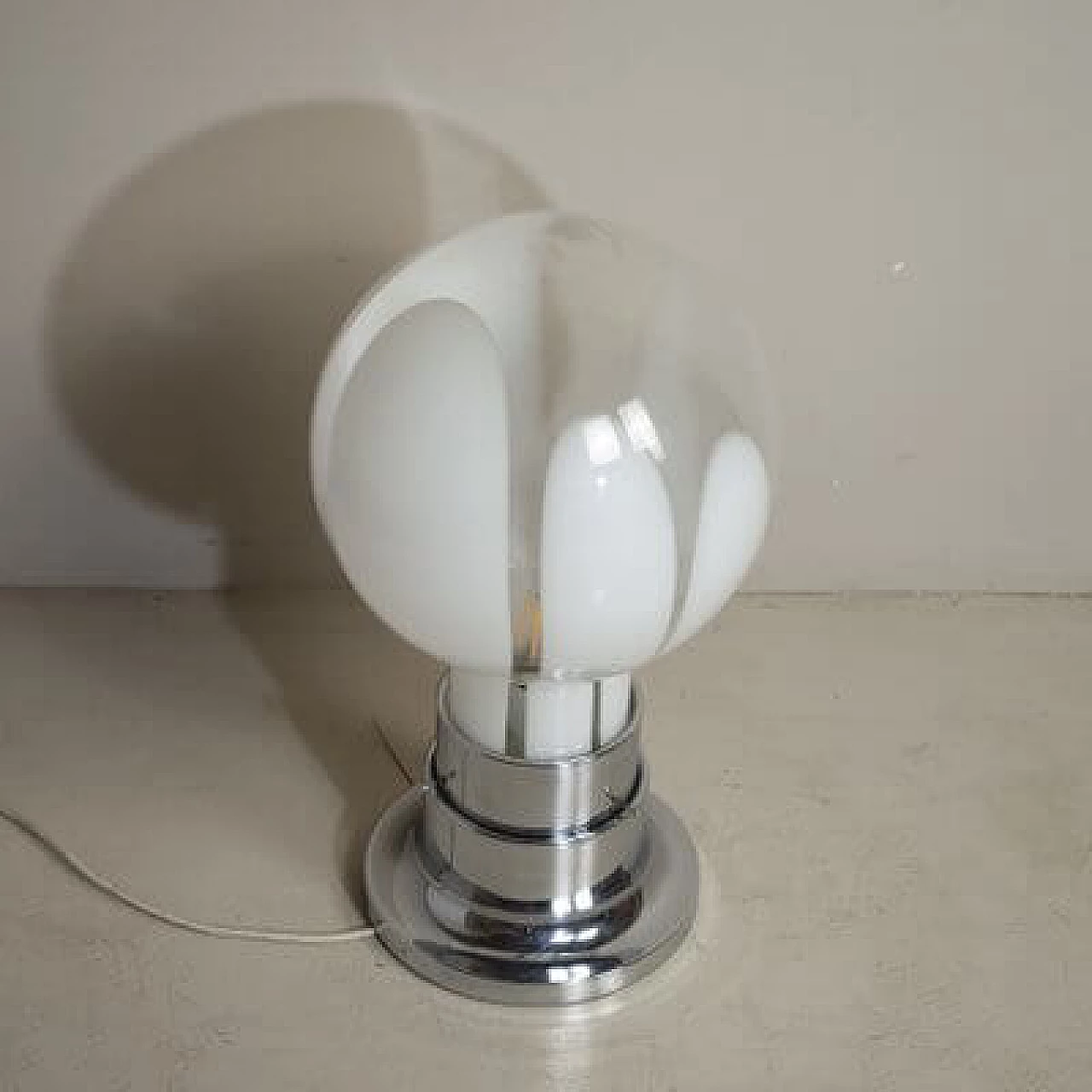 Lampada da tavolo Mazzega in acciaio con sfera in vetro satinato, anni '70 1407414