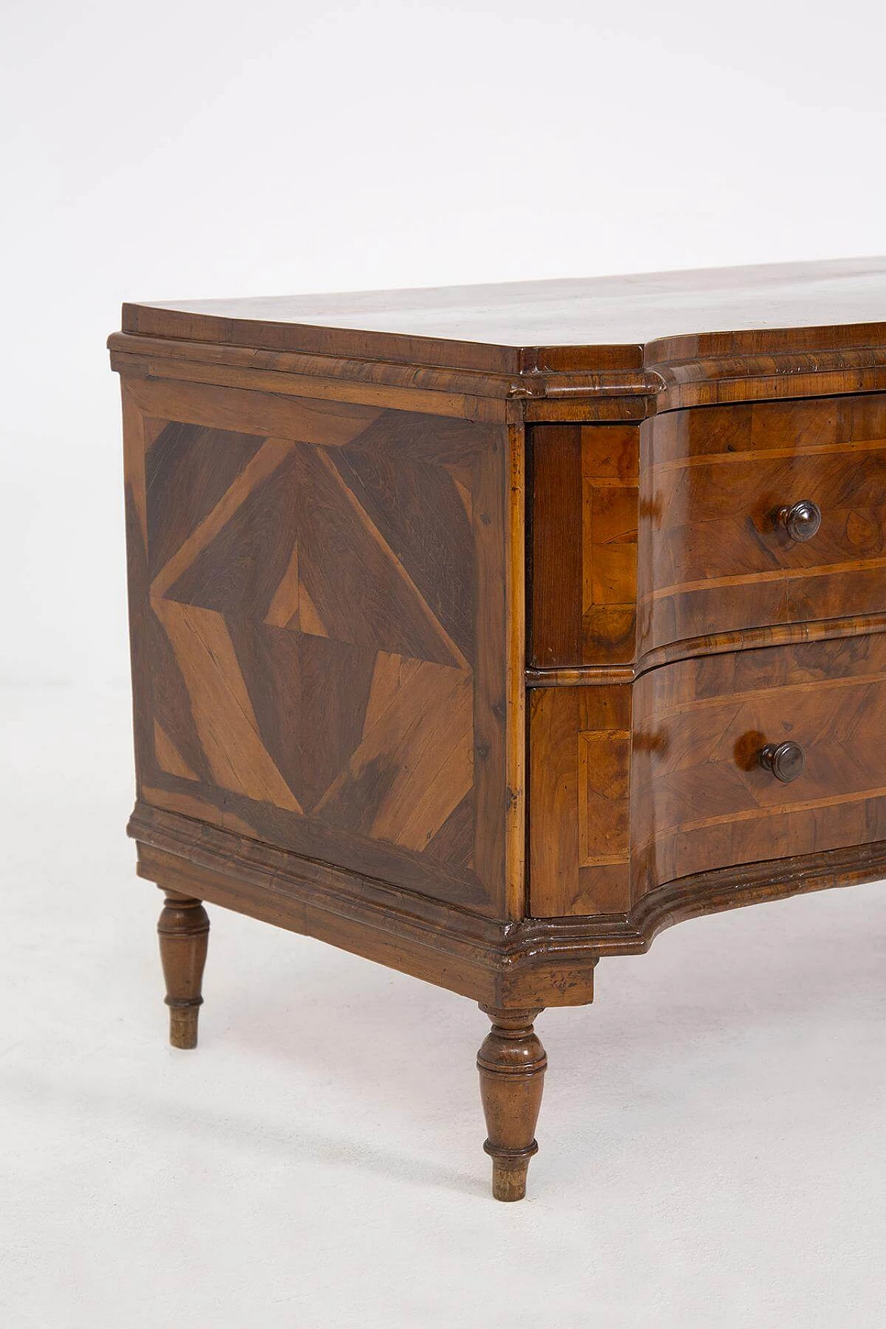 Walnut-root chest of drawers with inlaid decoration, 18th century 1408634