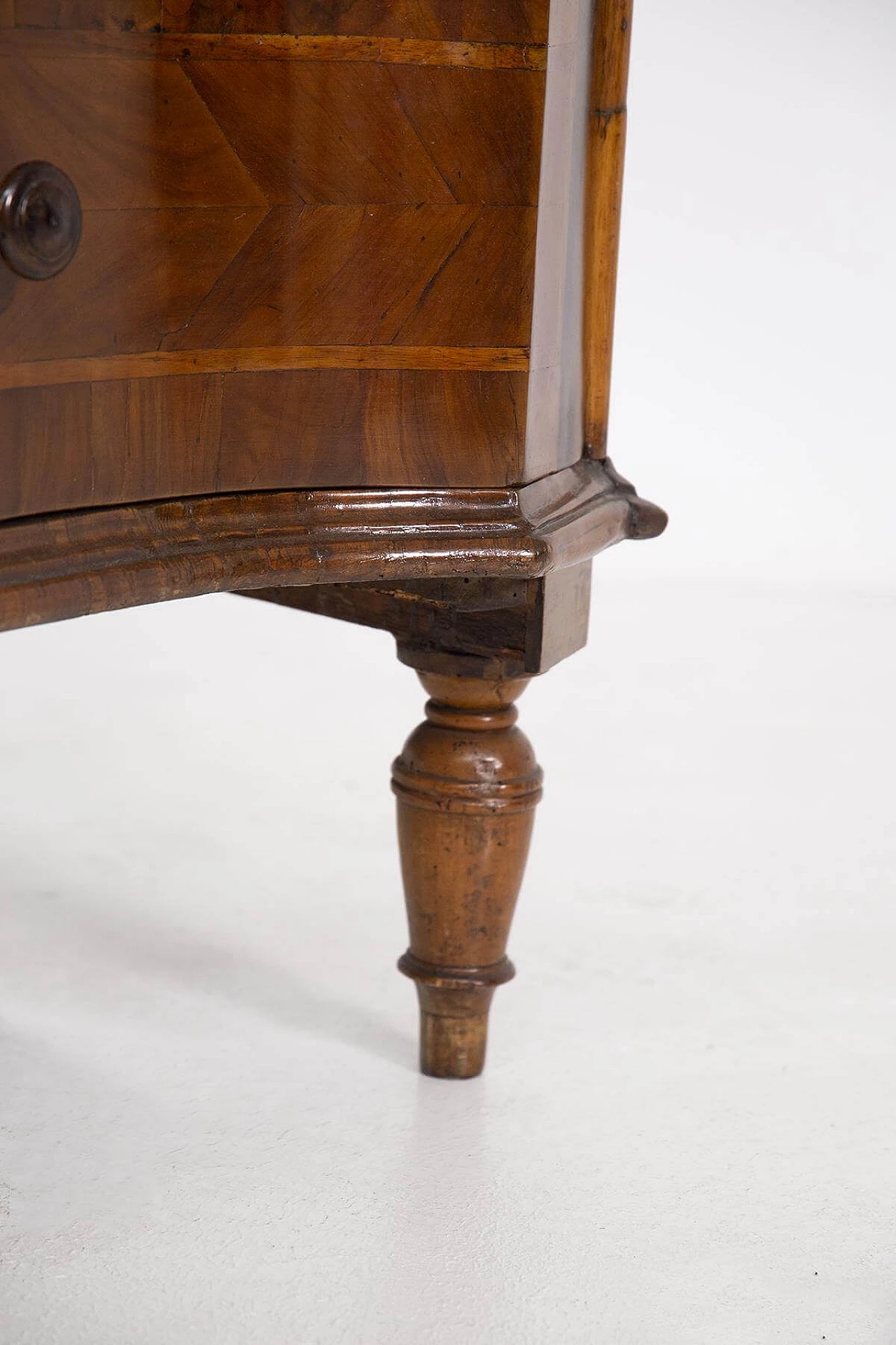 Walnut-root chest of drawers with inlaid decoration, 18th century 1408639