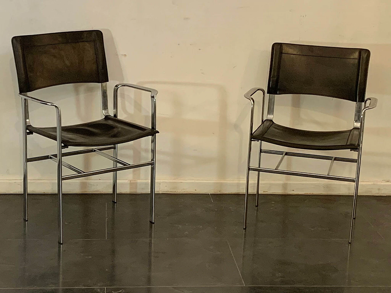 Coppia di poltroncine di Cidue in acciaio e cuoio, anni '70 1408656