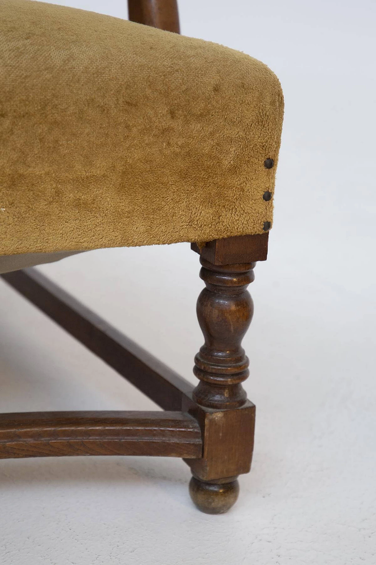 Coppia di poltrone in velluto e legno di noce, '800 1408717