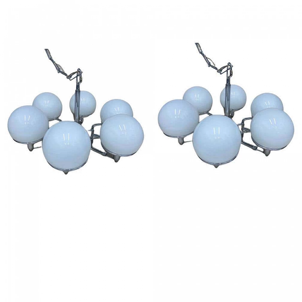 Coppia di lampade a sospensione Space Age in vetro opalino e metallo cromato, anni '70 1409930