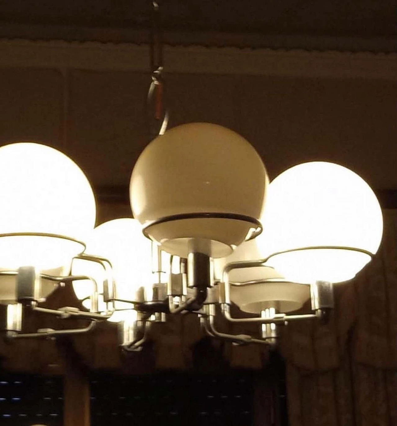 Coppia di lampade a sospensione Space Age in vetro opalino e metallo cromato, anni '70 1409932