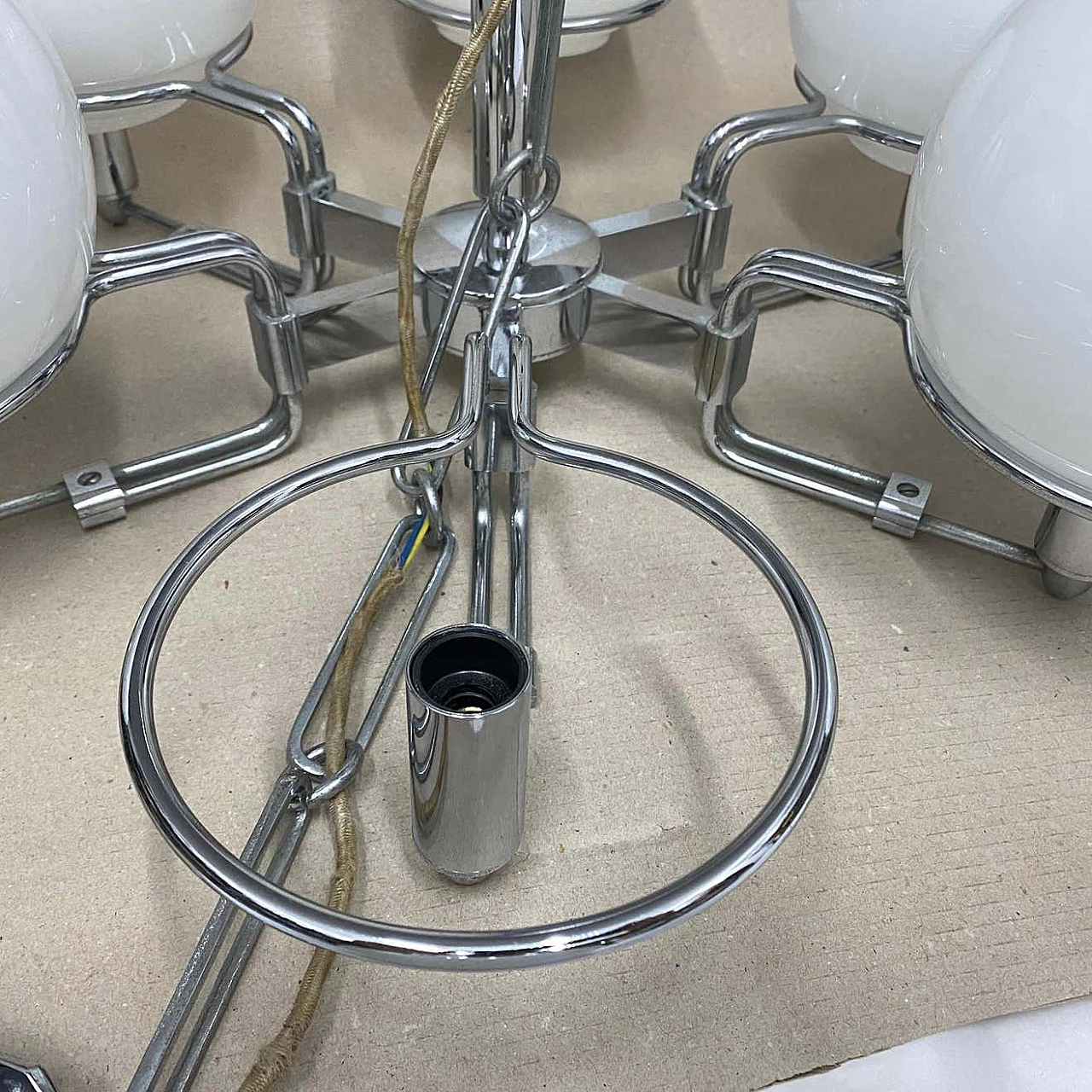 Coppia di lampade a sospensione Space Age in vetro opalino e metallo cromato, anni '70 1409934