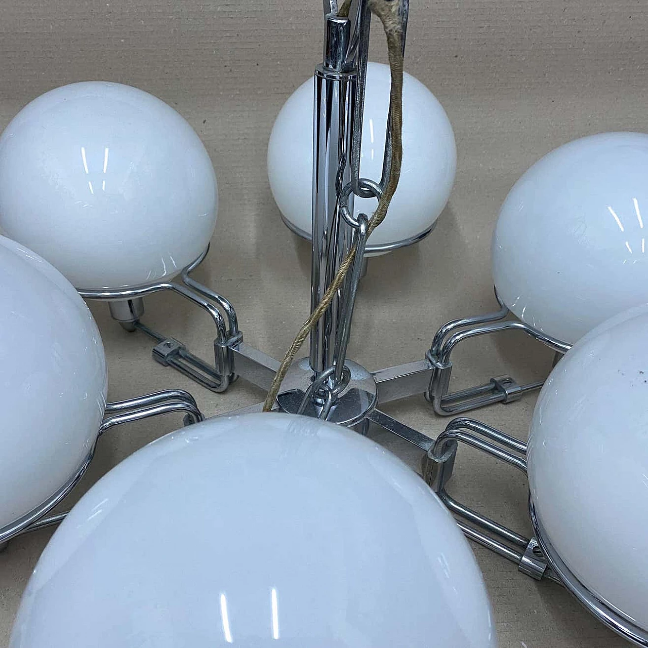 Coppia di lampade a sospensione Space Age in vetro opalino e metallo cromato, anni '70 1409935