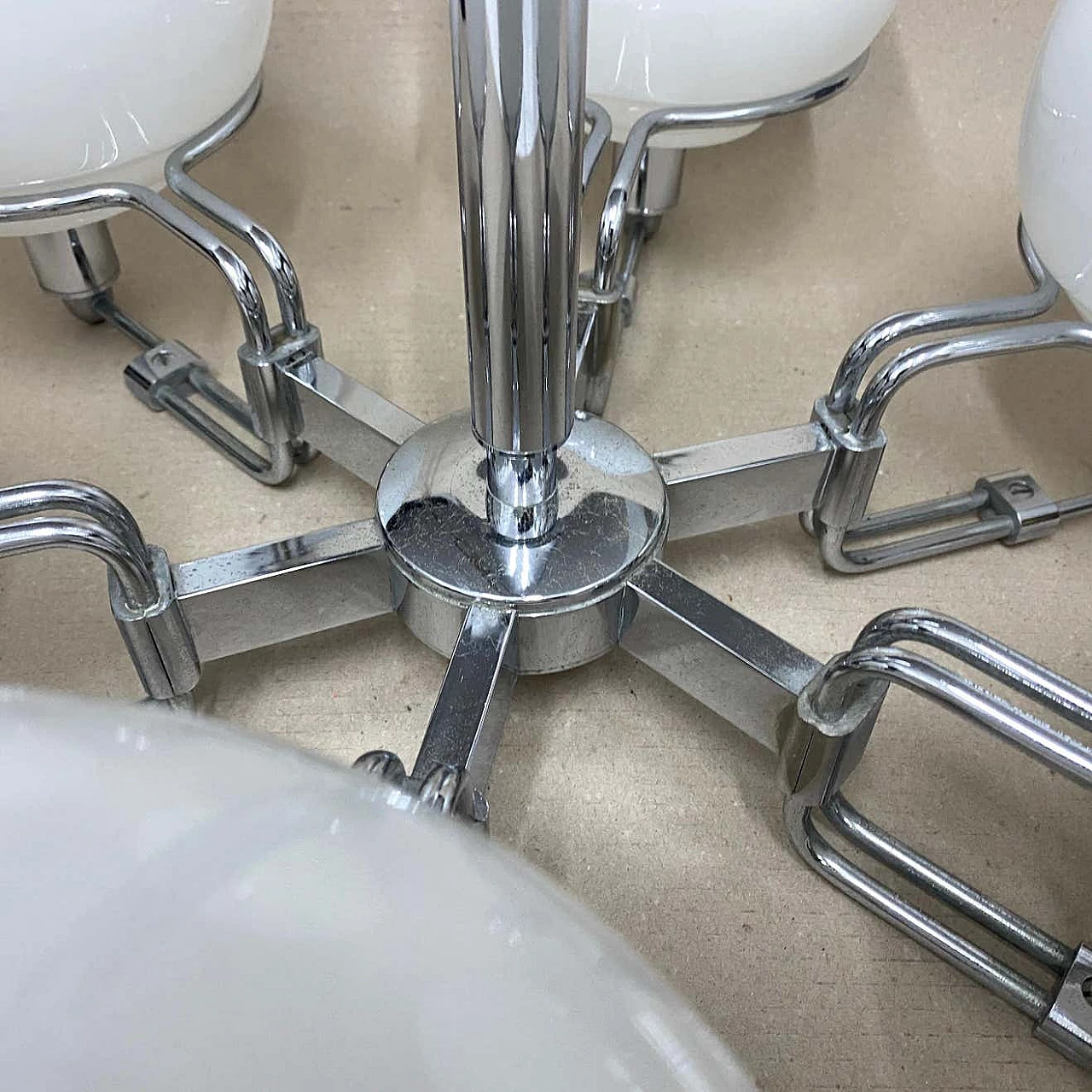 Coppia di lampade a sospensione Space Age in vetro opalino e metallo cromato, anni '70 1409938