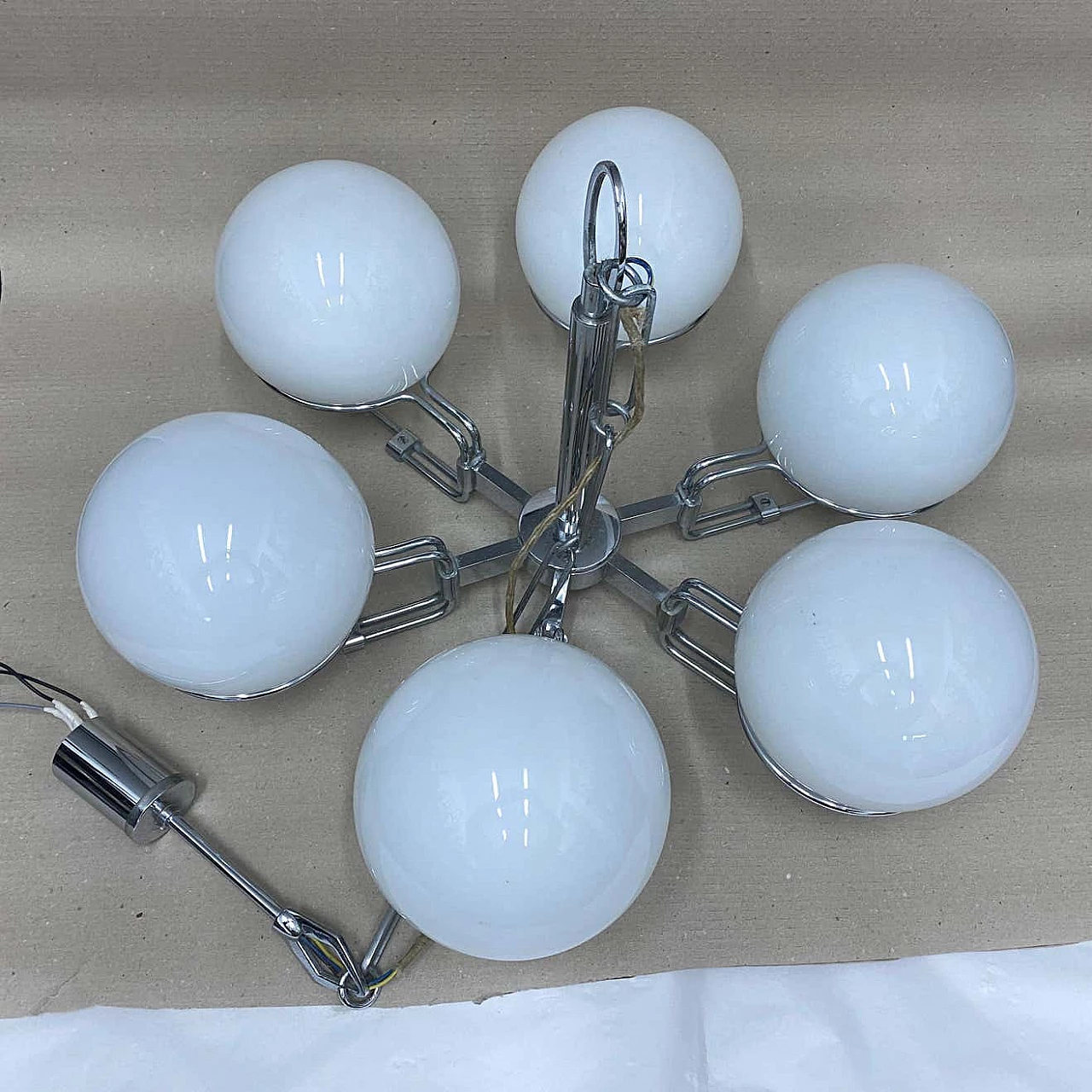 Coppia di lampade a sospensione Space Age in vetro opalino e metallo cromato, anni '70 1409939