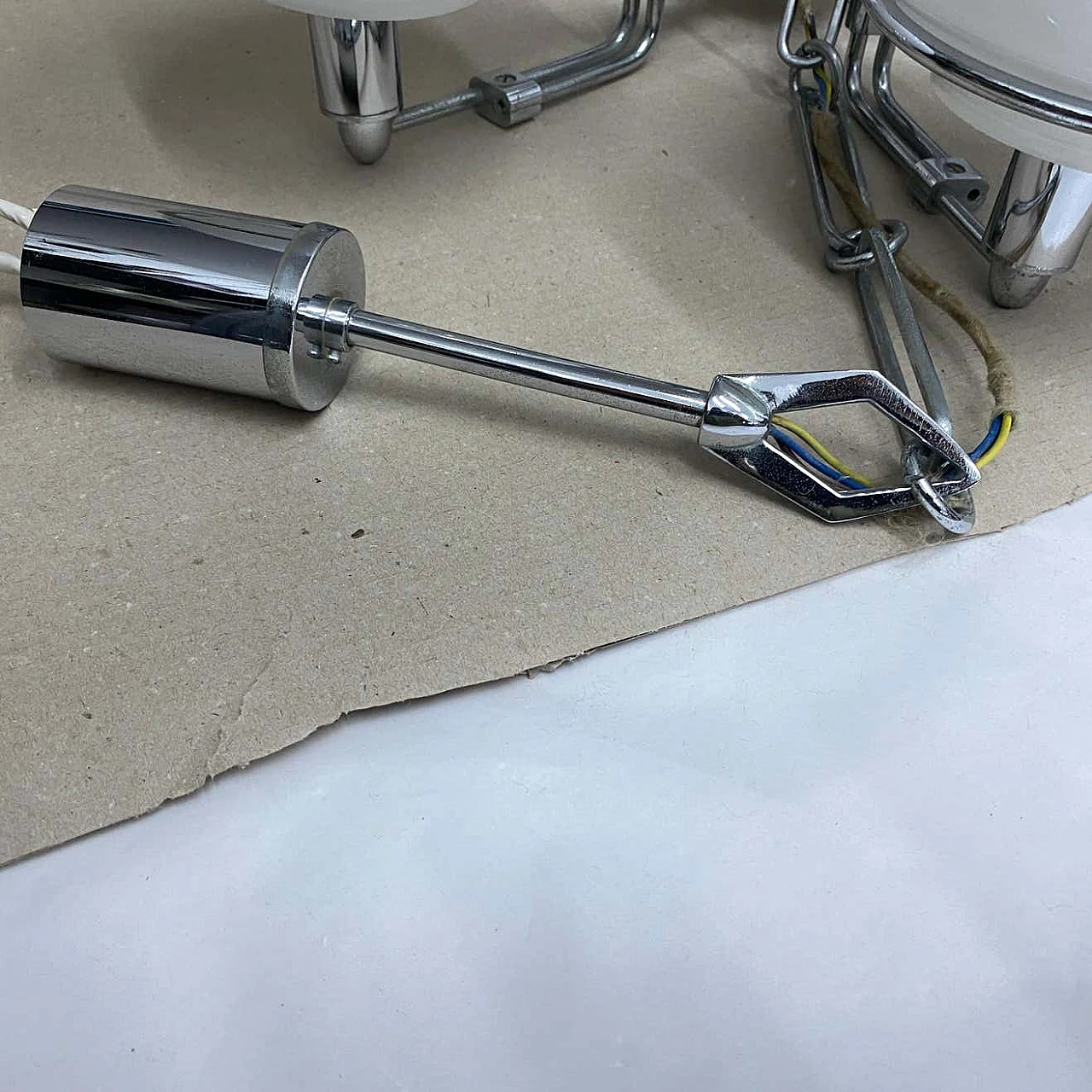 Coppia di lampade a sospensione Space Age in vetro opalino e metallo cromato, anni '70 1409940