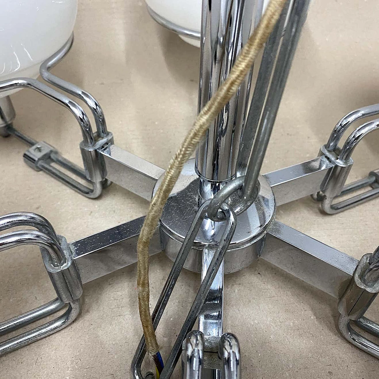 Coppia di lampade a sospensione Space Age in vetro opalino e metallo cromato, anni '70 1409941