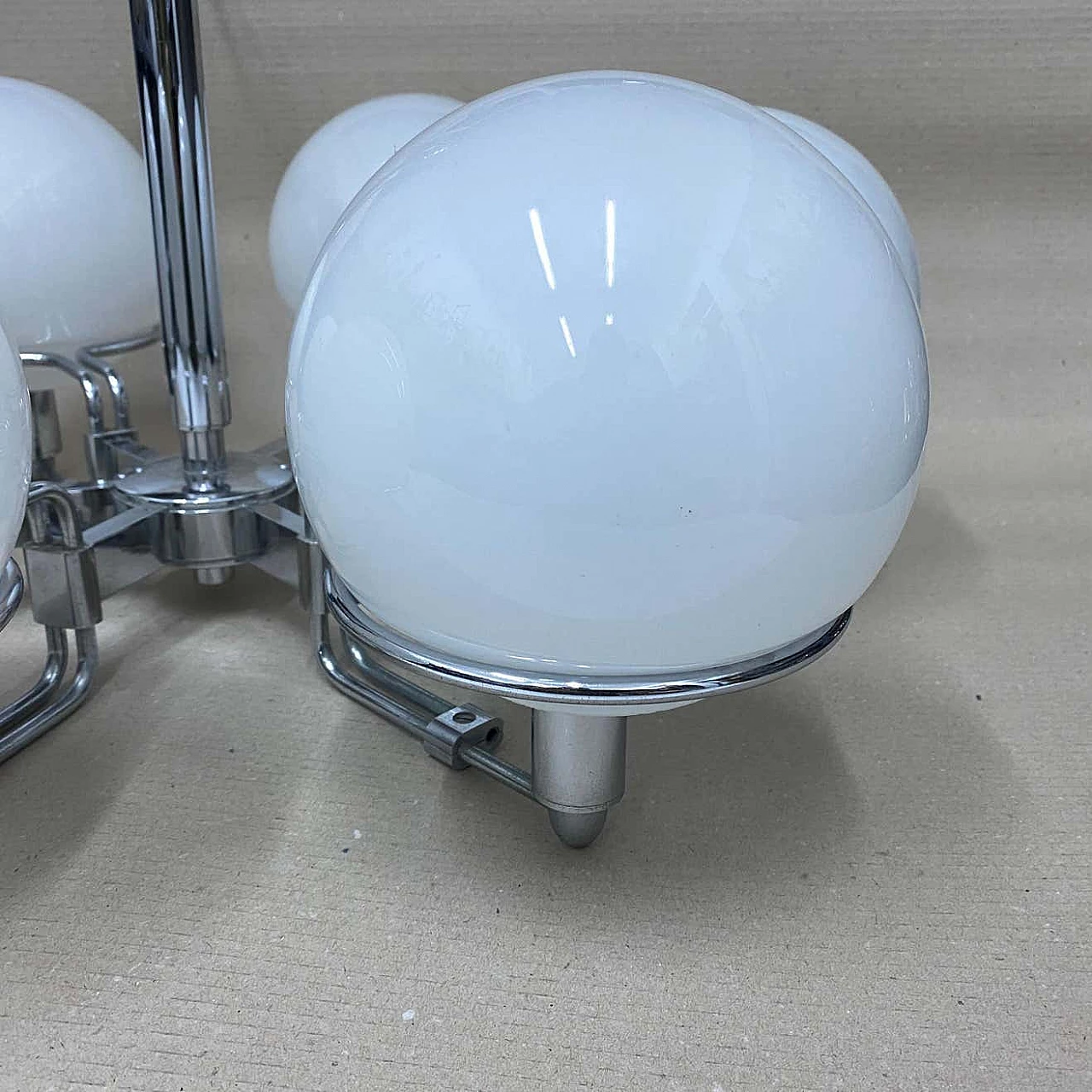 Coppia di lampade a sospensione Space Age in vetro opalino e metallo cromato, anni '70 1409942