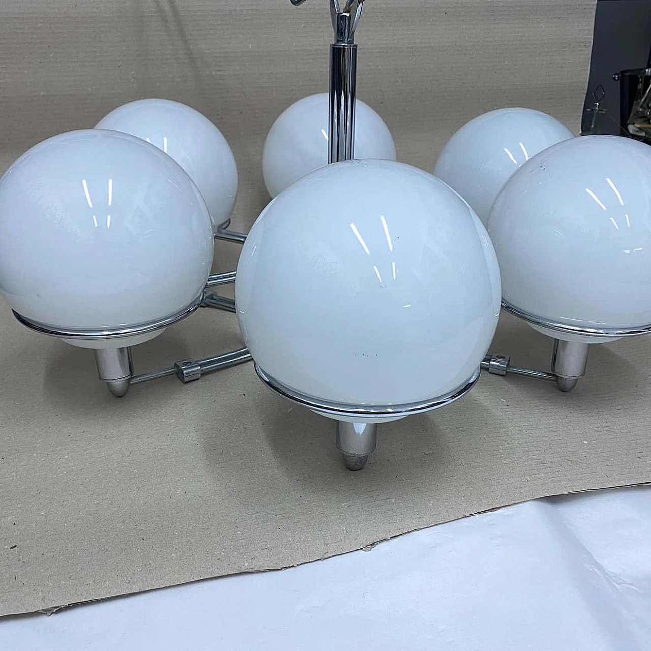 Coppia di lampade a sospensione Space Age in vetro opalino e metallo cromato, anni '70 1409943