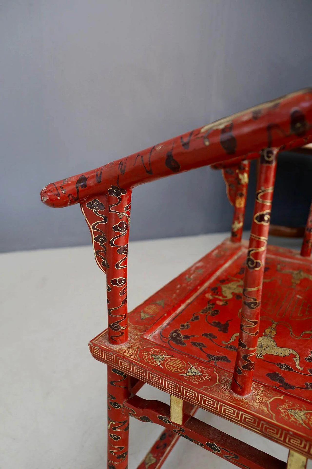 Coppia di poltrone cinesi in legno rosso e oro laccato, del '700 1412811