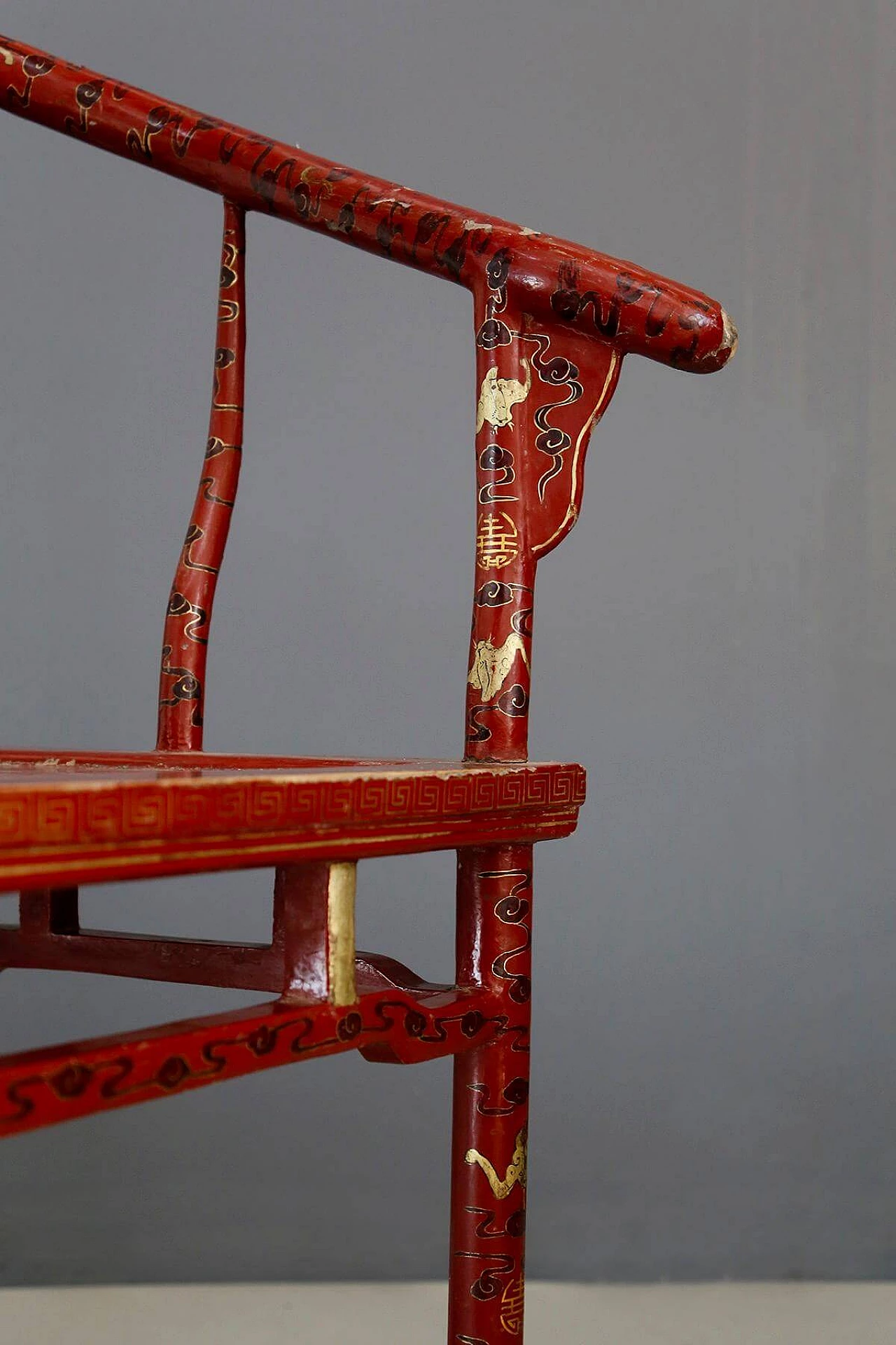 Coppia di poltrone cinesi in legno rosso e oro laccato, del '700 1412813