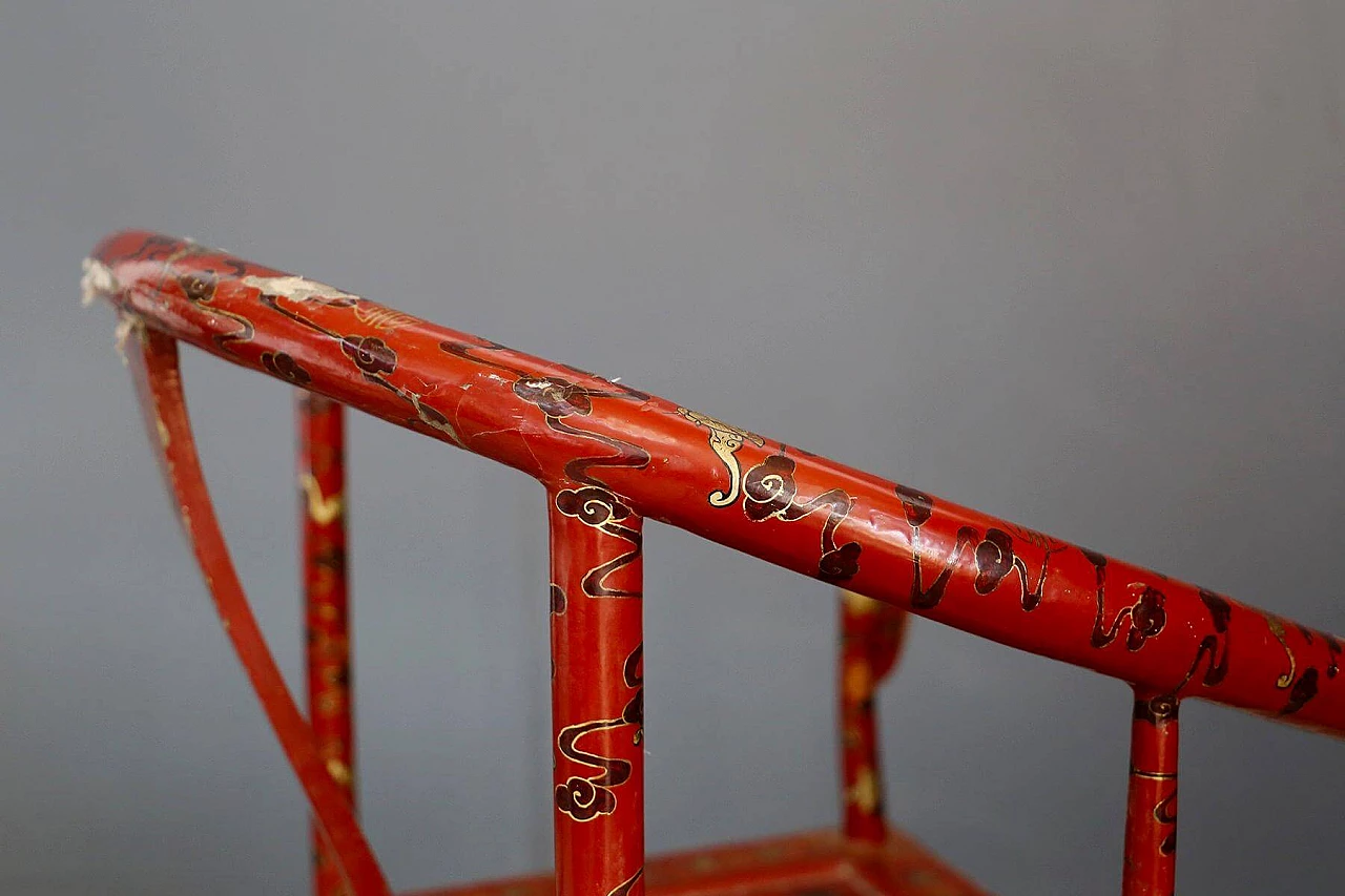 Coppia di poltrone cinesi in legno rosso e oro laccato, del '700 1412814