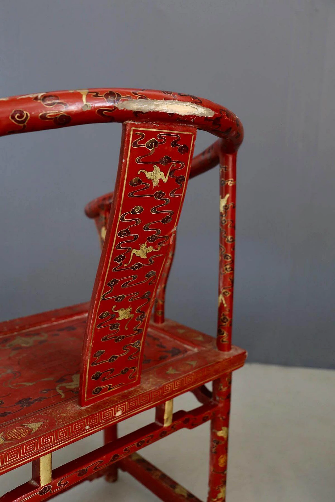 Coppia di poltrone cinesi in legno rosso e oro laccato, del '700 1412818