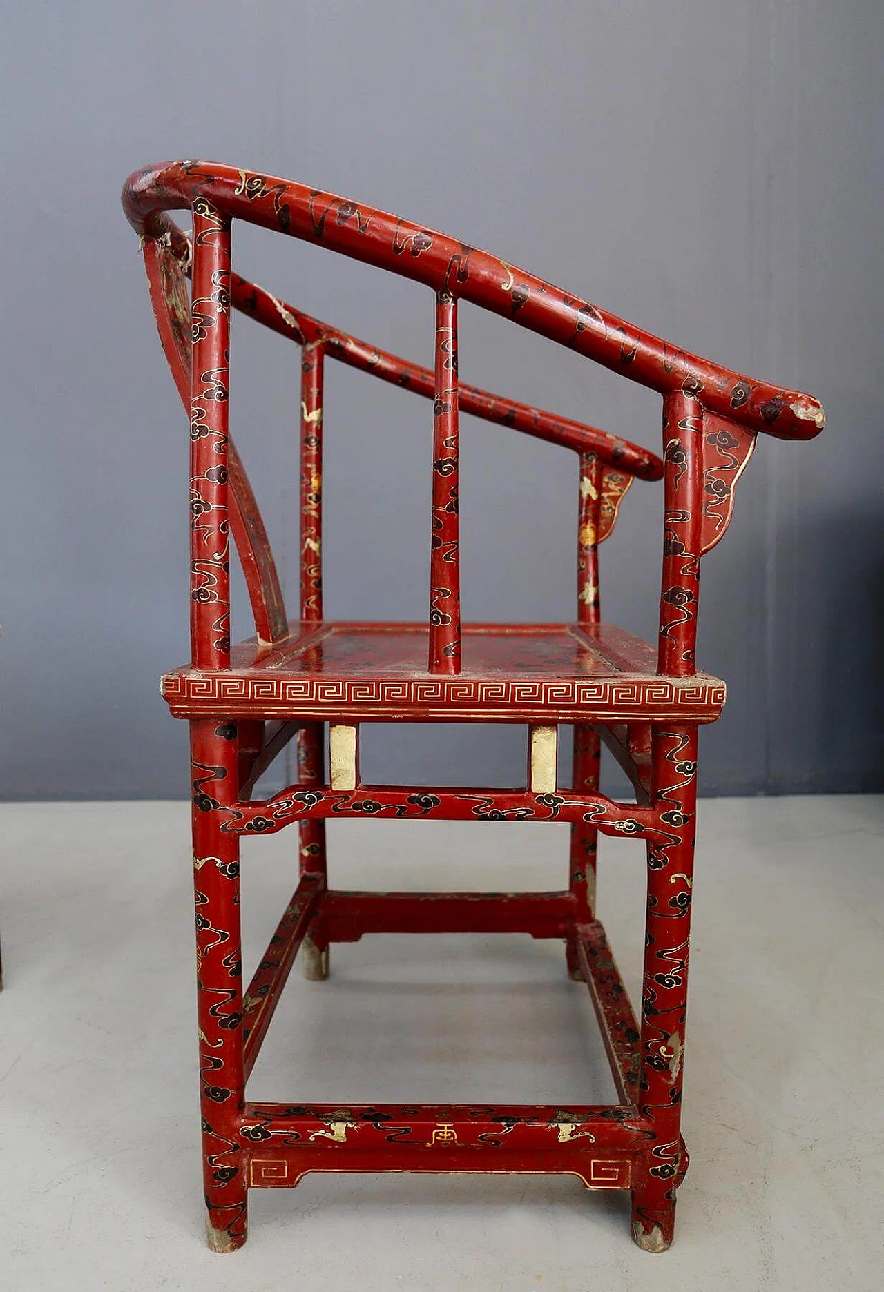 Coppia di poltrone cinesi in legno rosso e oro laccato, del '700 1412820