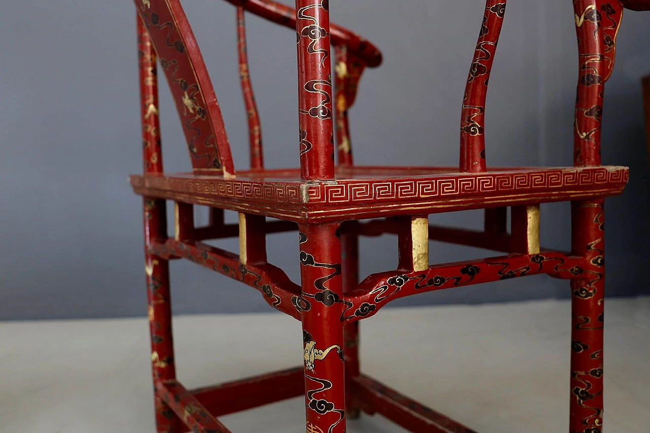 Coppia di poltrone cinesi in legno rosso e oro laccato, del '700 1412822