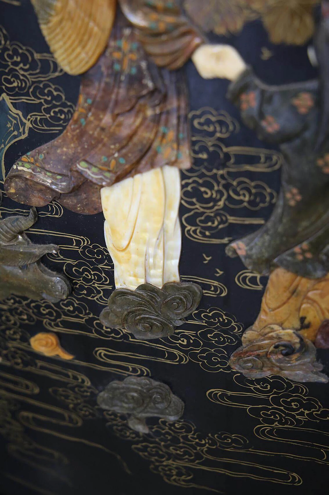 Mobile d'angolo cinese in lacca nera e pietra ollare tinta, del '900 1412833