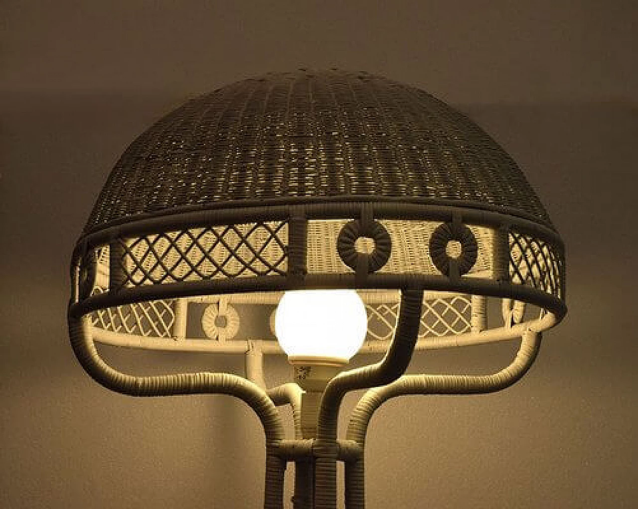 Lampada da terra bianca in vimini, anni '50 1416166