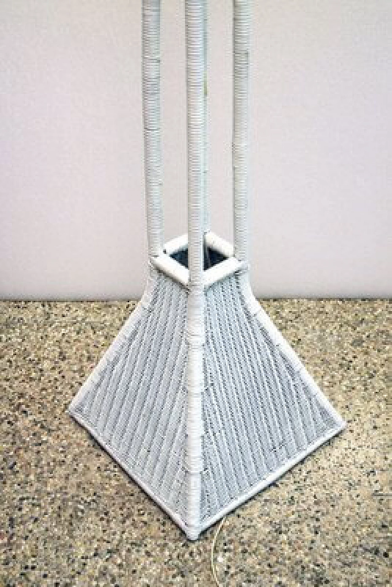 Lampada da terra bianca in vimini, anni '50 1416167