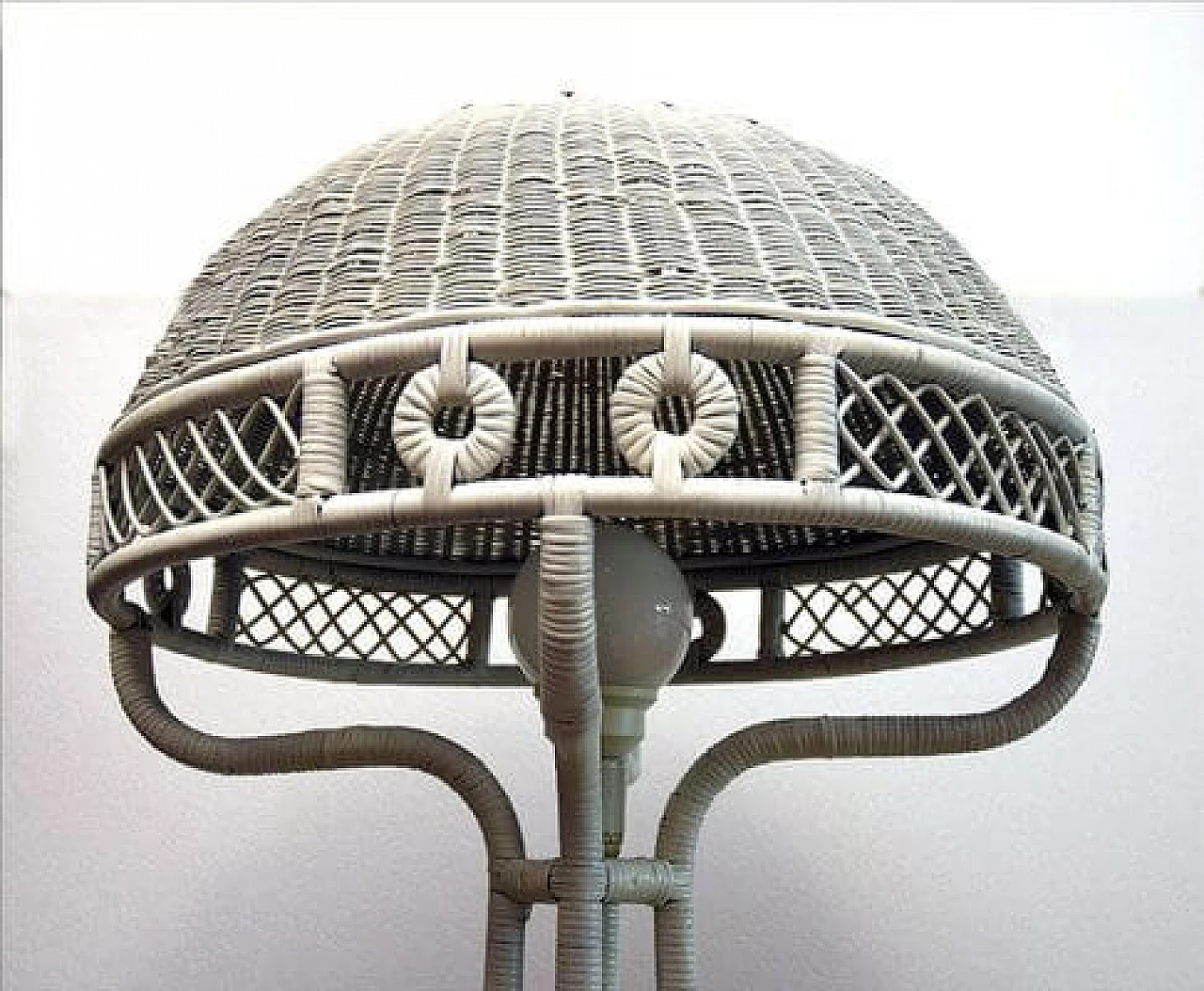 Lampada da terra bianca in vimini, anni '50 1416169