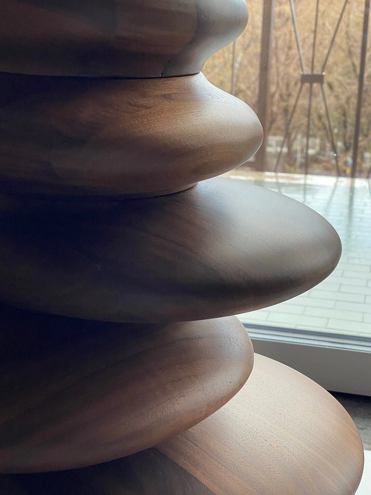 Tavolo da soggiorno rotondo in legno e cristallo 1425498