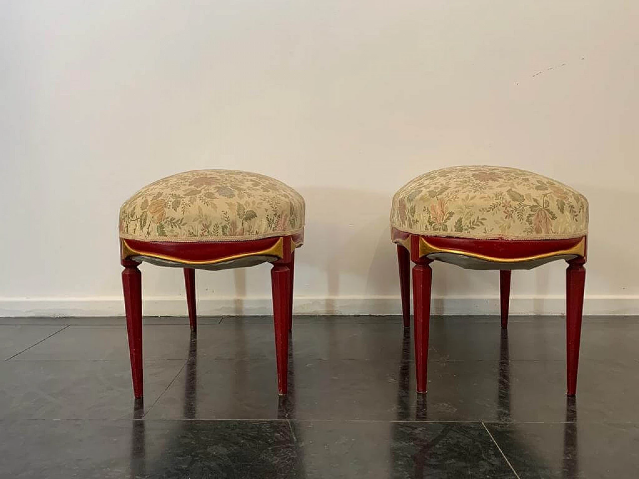 Art Deco cardinal red lacquered pouf with carved details, 1930s 1444204