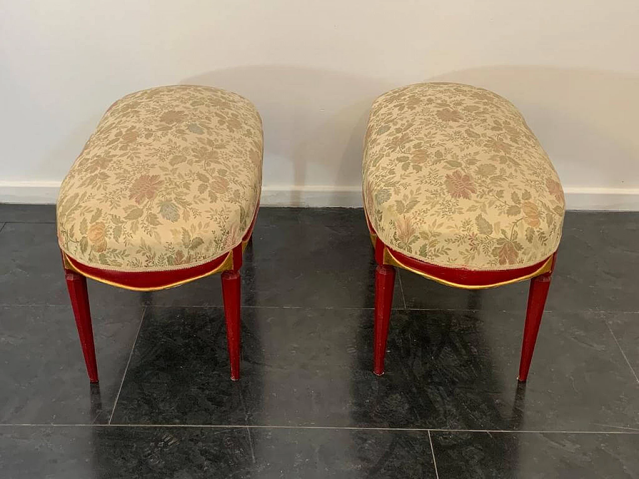 Art Deco cardinal red lacquered pouf with carved details, 1930s 1444205