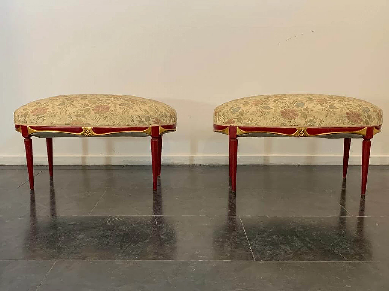 Art Deco cardinal red lacquered pouf with carved details, 1930s 1444206