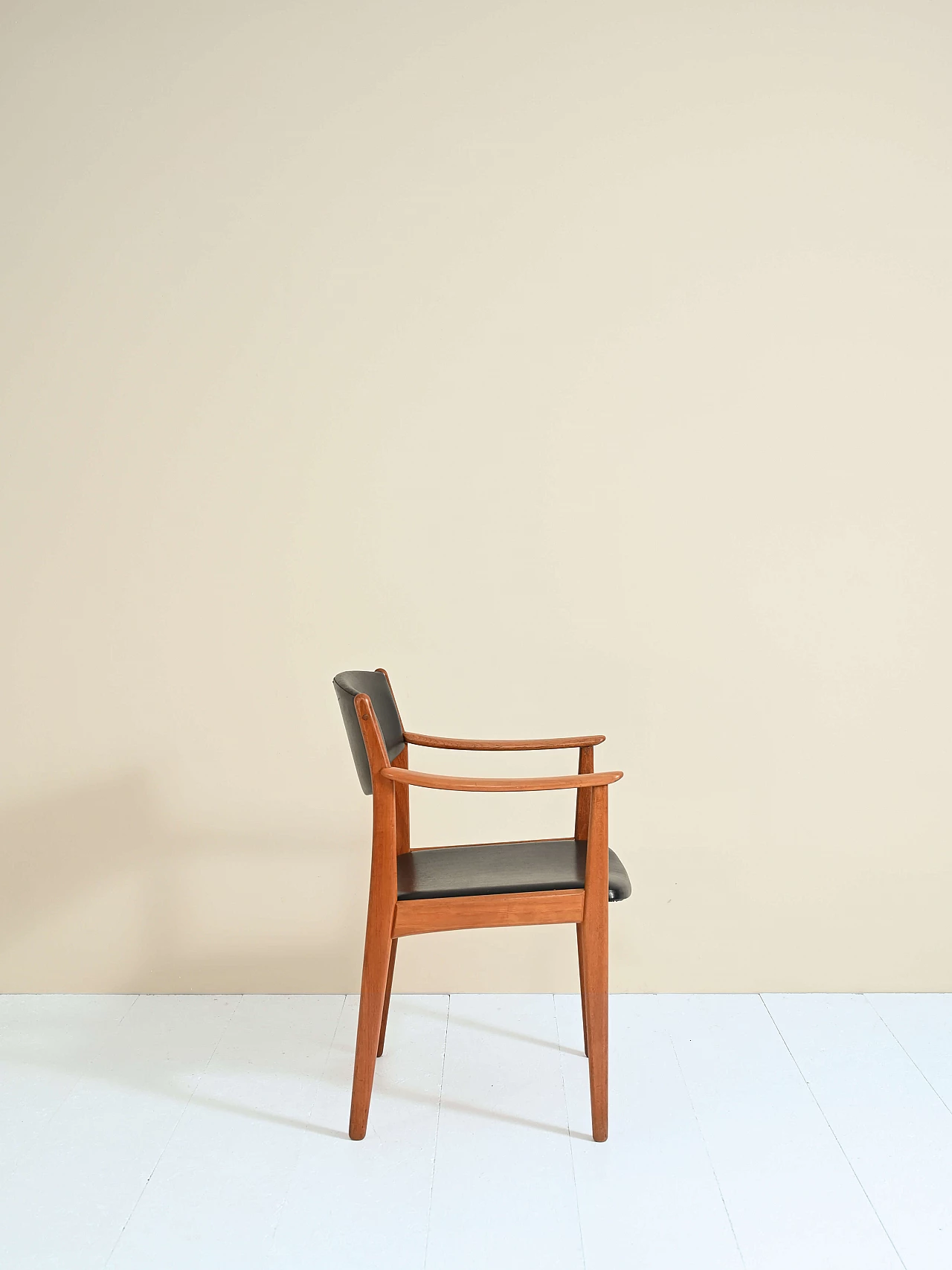 Sedia in legno teak con braccioli, anni '50 1448623