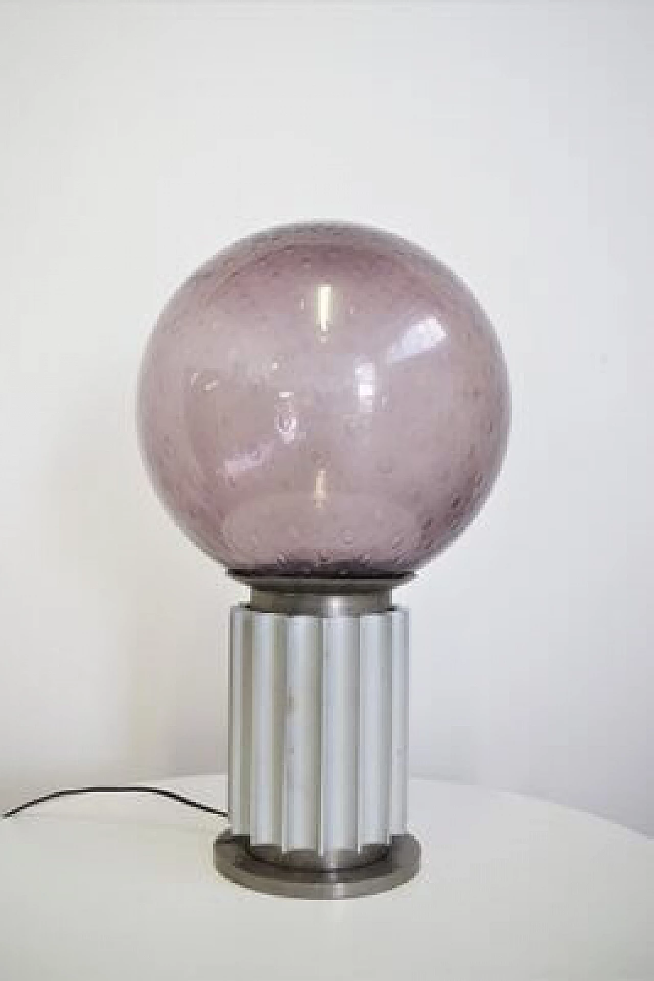 Lampada da tavolo a sfera in vetro soffiato viola, anni '60 1448655