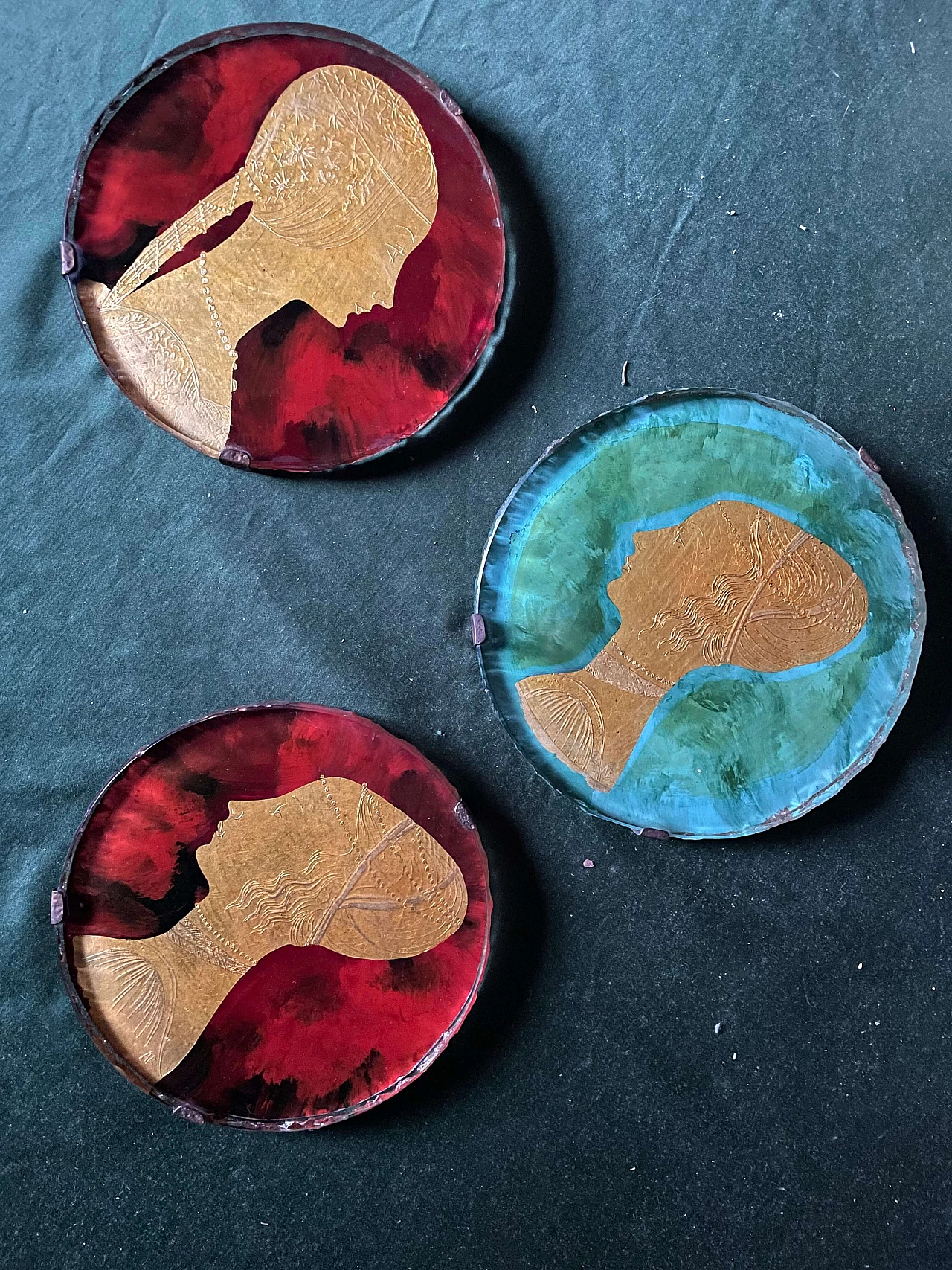 Tre profili femminili sotto vetro, anni '40 1448896