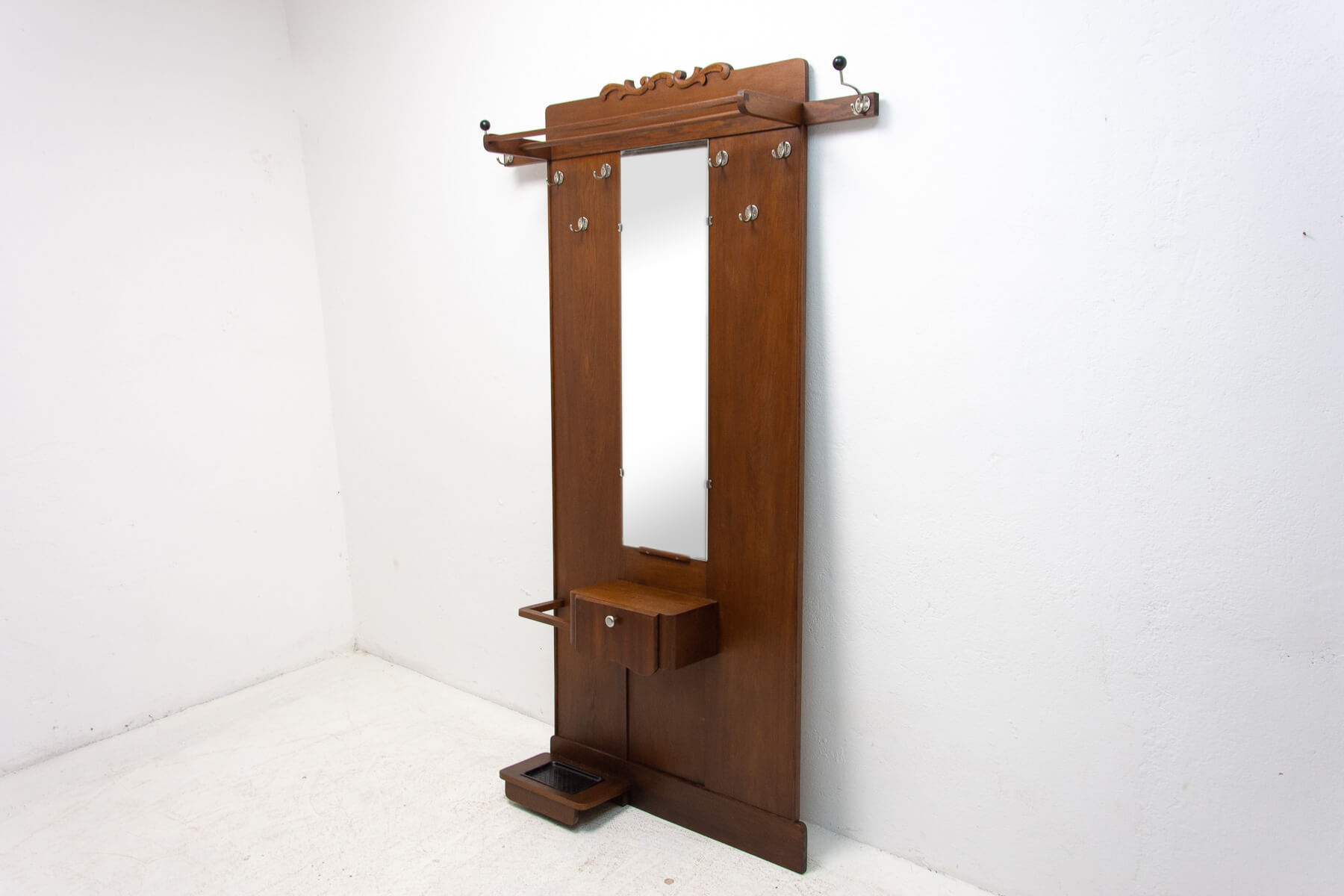 Art Nouveau oak coat stand, 1910s intOndo