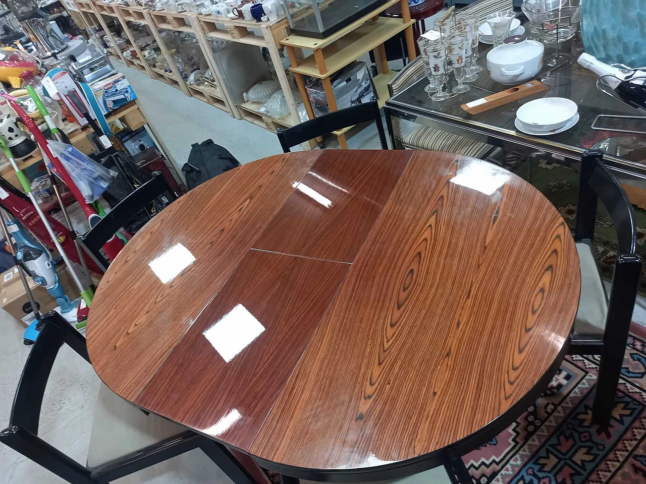 Tavolo rotondo allungabile e 4 sedie, anni '70 1454239